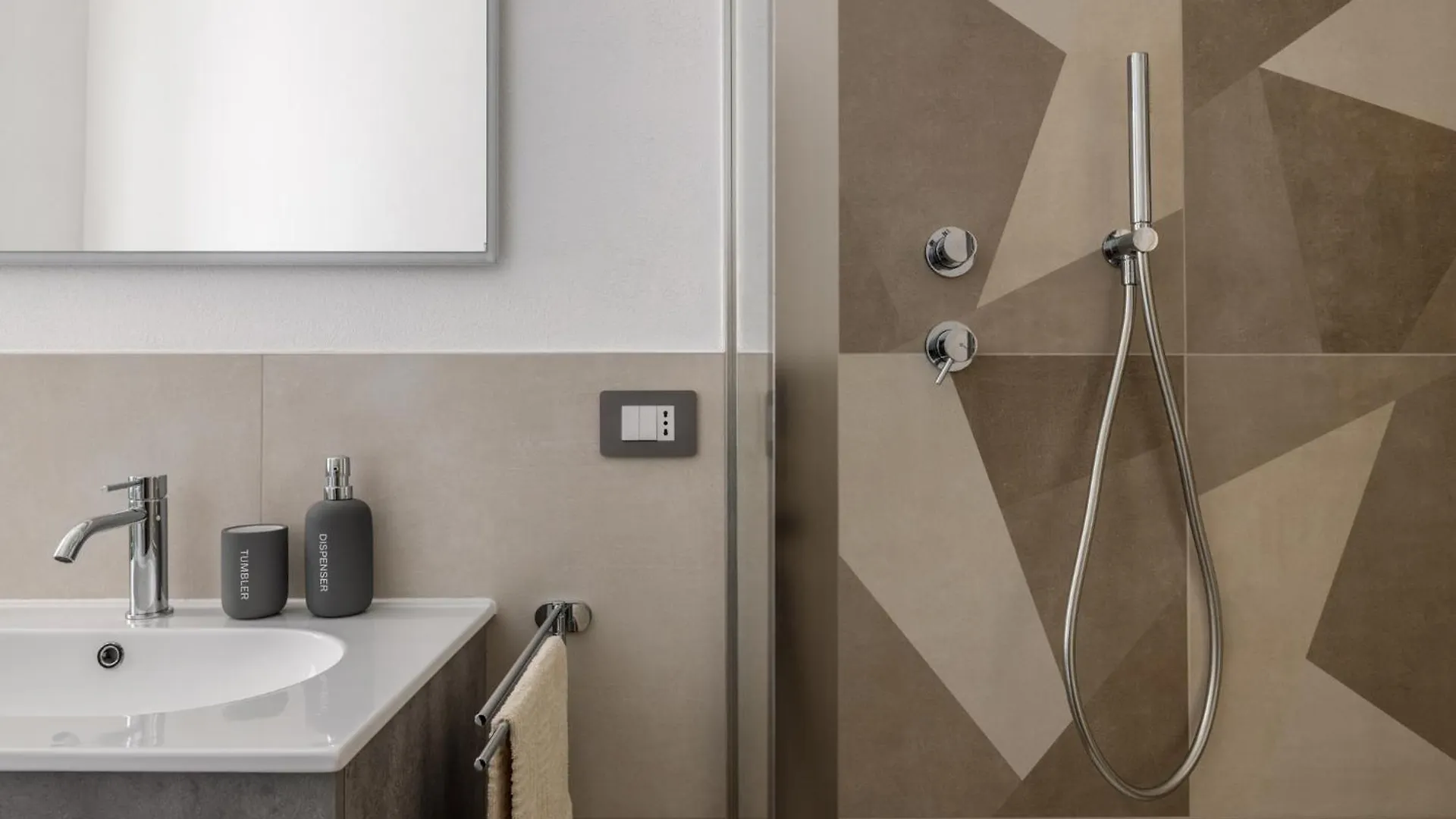Apartment Ferienwohnung Tamhouse - Self Check-In E Posto Auto Varese Italien